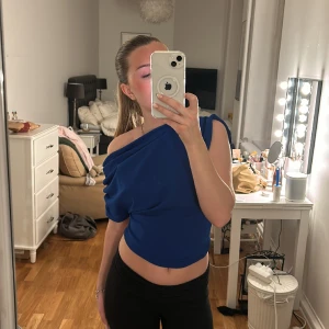 Fest topp  - Säljer min snygga topp från zara!! Knappt använd, köparen står för frakt♥️