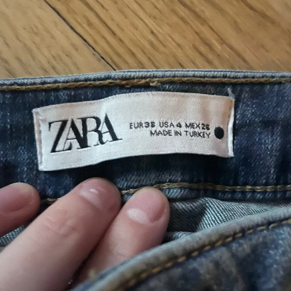 Zara Jens som jag har använt cirka 10 gånger. Säljer för att jag har för mycket kläder. Dom sitter bra på mig som är 1,65💕. Jeans & Byxor.