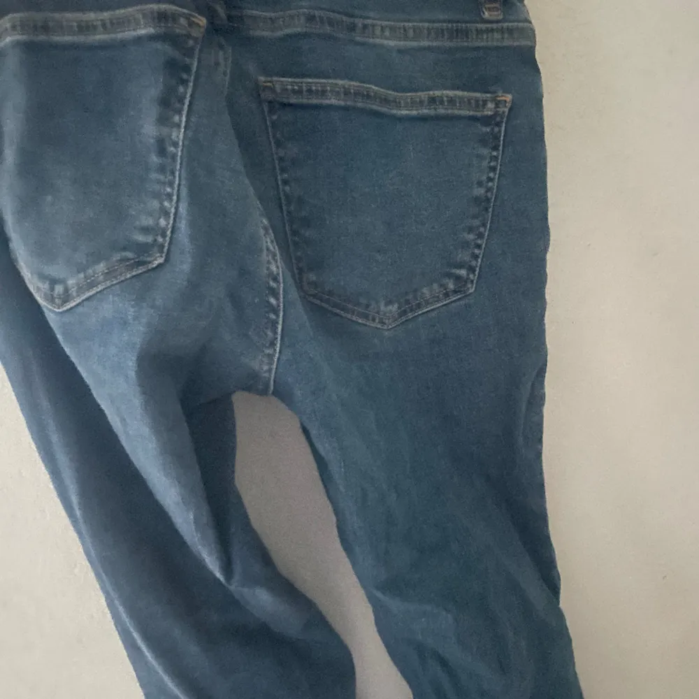 Snygga bootcut jeans som aldig har andvänds, dom är midwaist och är i storlek 36 passar även 38🫶🏼 Från Gina tricot❤️köptes för 500. Jeans & Byxor.