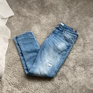 Jack & Jones Jeans - Hej säljer dessa feta jeans pågrund av att ja köpte fel storlek och inte fått användning av dem. Jeansen är använda 3-5 ggr och är i passformen slimfit. Hör av er om ni har några frågor elr funderingar!😄
