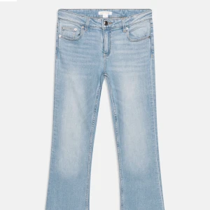 Gina Tricot - Använda cirka 3 gånger, säljer då jag har ett par exakt lika dana! Super snygga och jätte sköna🫶🏼 storlek 164 men skulle säga att det är som cirka 36