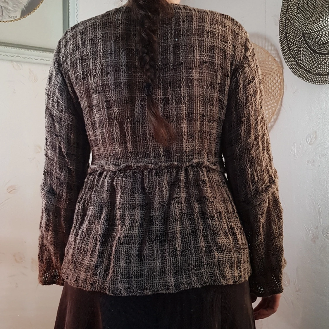 Kofta med bellsleve och volanger - 90