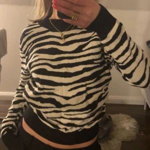 Zebra tröja  - Riktigt cool zebra mönstrad tröja, lite tjockare material nästan aldrig använd💘😇