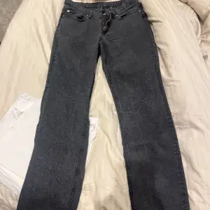 Ett par jättefina svarta jeans från weekday som jag säljer pga att de blivit för stora tyvärr, de är i storlek 31/32❤️