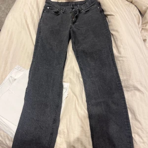 Svarta jeans - Ett par jättefina svarta jeans från weekday som jag säljer pga att de blivit för stora tyvärr, de är i storlek 31/32❤️