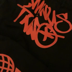 Minus two convertible black graff cargo  - Helt oanvända Cargo byxor, i storlek 34-38 passar upp till 38 med motten man kan välja och styrka själv med hjälp av banden. Dem är helt nyköpta och orörda.