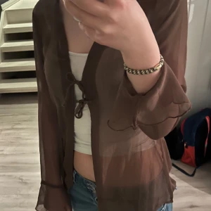 Söt blus🤎 - Jätte söt blus från bikbok🤎 Storlek xs men passar även S (jag har vanligtvis s)