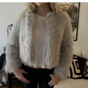 Zara pälsjacka! - super snygg pälsjacka från zara! super mjuk och snygg men den kommer inte till användning❤️ bilderna är lånade men det är samma storlek på bilden! kontakta gärna om du har frågor osv💘 