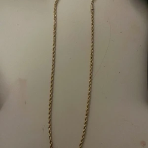 SNÖ kedjehalsband - säljer detta halsband från snö of sweden då det aldrig kommit till användning, helt oanvänd och nypris är 299 men säljer för 100💕