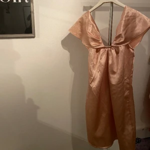 Oanvänd klänning - Champagne/rose gold färgad klänning som är helt oanvänd.