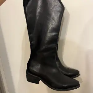 Fina boots i skinn köpta för 750💕 helt oanvända😊