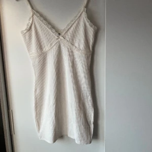 Vit klänning 🥰 - Vit klänning från H&M💕