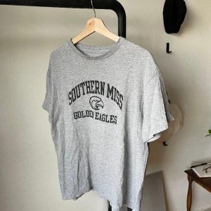 Nice secondhand T-shirt  - Sjukt clean T-shirt helt enkelt