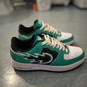 Naf global limited sneakers - Köpta i usa för 2 år sen, har inte släppts igen.   Väldigt lik airforce siluett  Cond 9/10  