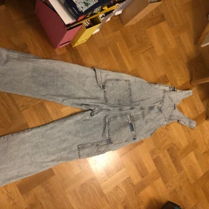 Hängselbyxor  - Litet hål på ena bakfickan och knäna är lagade