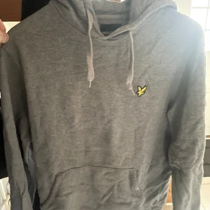 Lyle & scott hoodie  - Bra skick endast använt några enstaka gånger. 