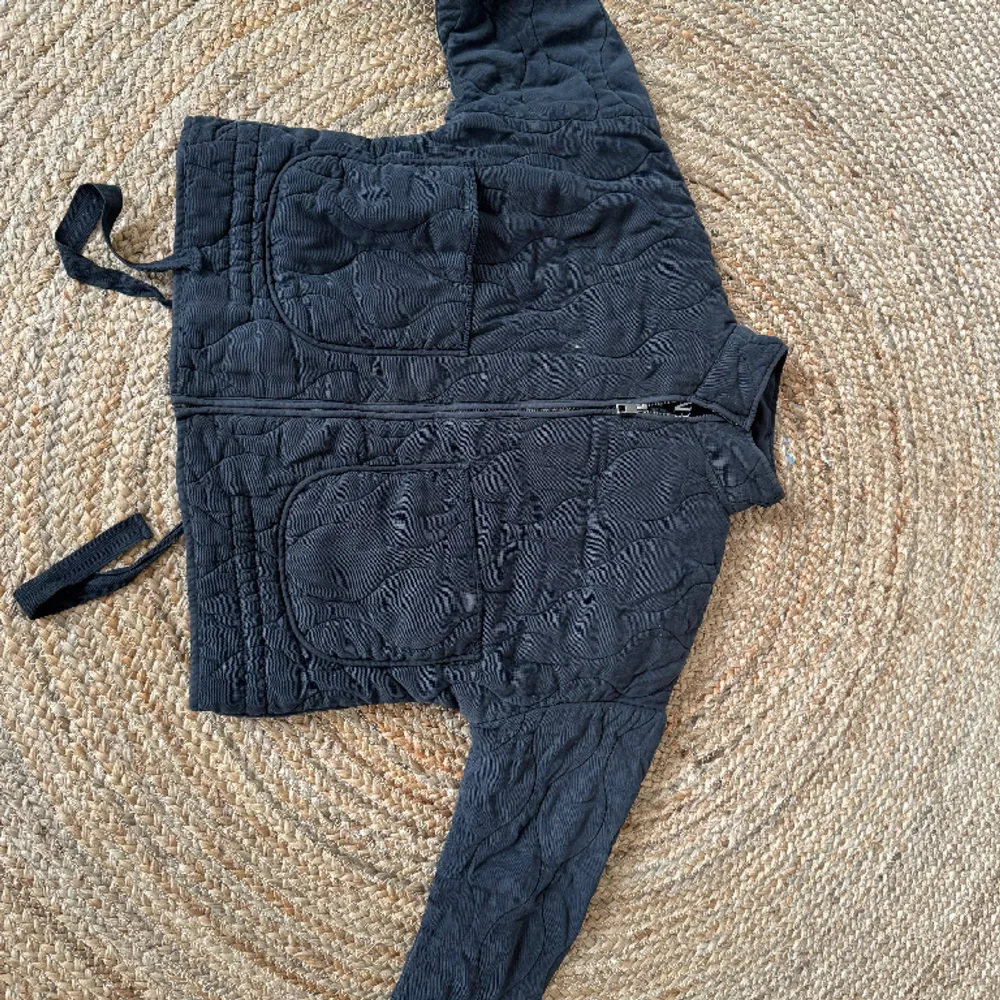 Snygg svart jacka från Zara, använt fåtal gånger. Jackor.