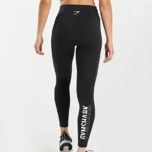 Svarta tights från gymshark. Endast använda fåtal gånger, mycket bra skick! Nypris 449 så säljer helst för 300…