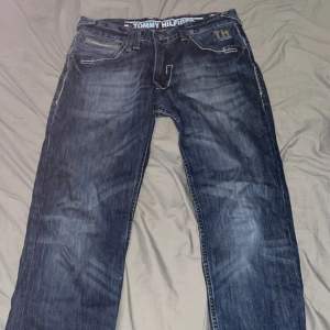Säljer ett par straight leg Hilfiger jeans i storlek 32, bra skick.