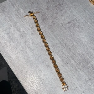 Cordell Armband - Mycket fin Cordell armband från KEJSAR som är helt guldpläterad med kistlås, och diamanter i låset. Hör av er vid intresse 