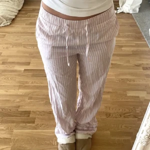 Pyjamas byxor - Jättefina rosa pyjamas byxor från Gina tricot. Säljer på grund av de kommer inge till användning💗pris kan diskuteras och kom privat för mer info💗