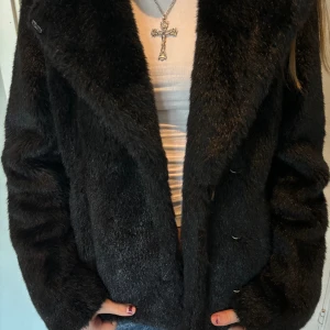 pälsjacka - super fin svart pälsjacka(ej äkta päls) som tyvärr inte kommer till användning. Den är i väldigt bra skick och går att knäppa om man vill💓har ni frågor skriv!!