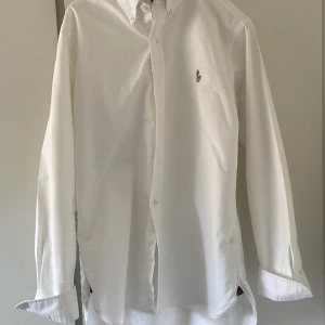 Ralph Lauren skjorta - Bra skick 7/10 använd men försiktigt! Säljer då den är lite stor. Trendig skjorta för ett bra pris🤛🏽