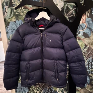 Ralph Lauren din jacka - Tjena säljer nu min dunjacka den är använd med ändå i ett bra skick finns en defekt på den man kan se på andra bilden i annonsen. De barn storlek xs men passar även s 
