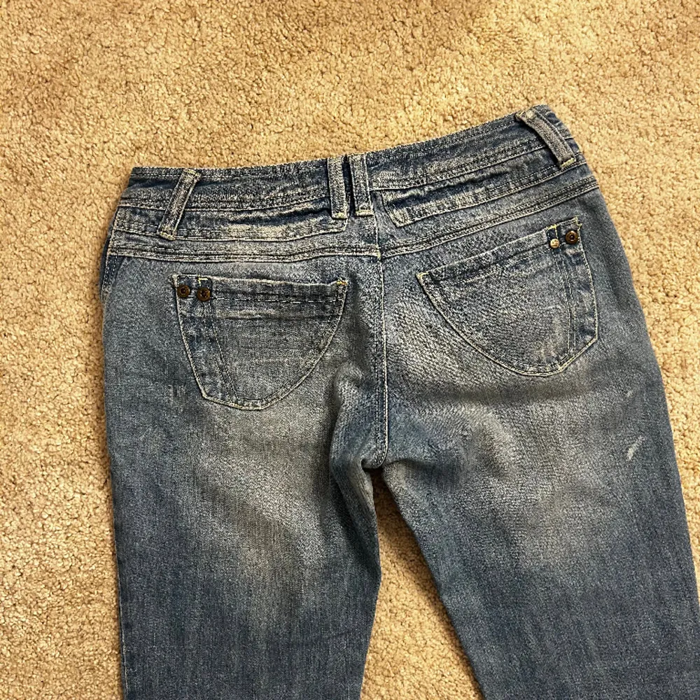 LågMidjade jeans köpta på plick säljer eftersom att dom inte passade 🩷. Jeans & Byxor.