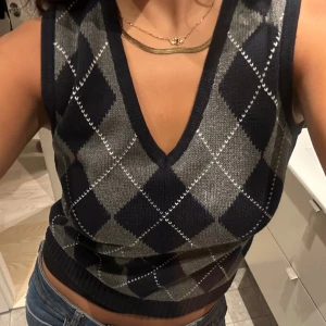 Vintage väst - Säljer min blåa vintage väst. Super bra skick o sitter super snyggt på mig som är en Xs/S