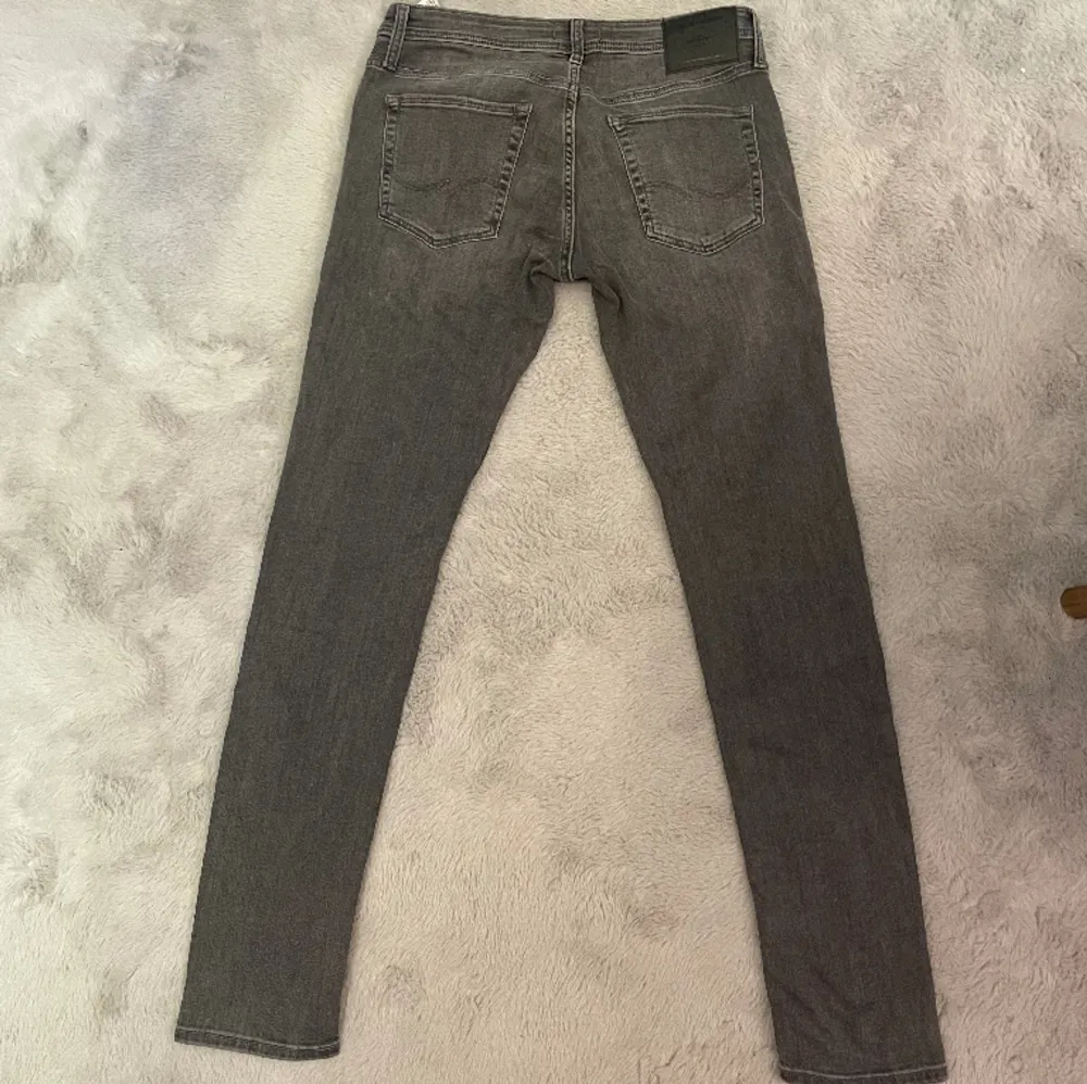 Säljer dessa jeans från Jack & jones. Modell: Skinny/Liam, skick 7/10. Skriv om funderingar!. Jeans & Byxor.