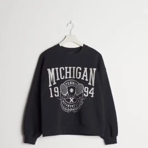 gina tricot "michigan" tröja - Säljer denna crewnecken från Gina tricot som inte finns till salu längre. Printet är fortfarande perfekt och den har knappast blivit använd. Vid fler frågor eller egna bilder kom privat. Har en liten fläck i botten av tröjan som går bort i tvätten. 