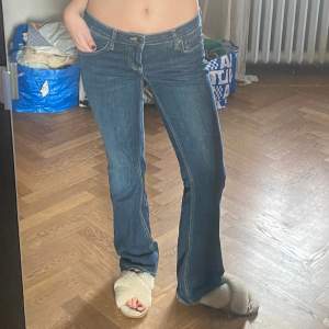 Sjukt snygga lågmidjade jeans från Zara!!🤩 de perfekta blåa jeansen som passar till allt och är så sköna då det är stretch💖 ny skick!! Innerbenslängd 82cm, midjemått tvärs över 38 cm. Jag på bilden är 170 lång å bär vanligtvis storlek s/m💖