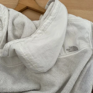 North face jacka  - Säljer en north face jacka använd i 2 år ok skick.