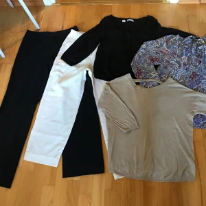 Klädpaket storlek S - Fem plagg. Svart kostymbyxa storlek 36 (stor i storleken) vit bomulls byxor, tre toppar/tröjor från bland annat Bik Bok och Gina Tricot. Alla är storlek S eller 36-38. Allt väger strax under 1kg. 