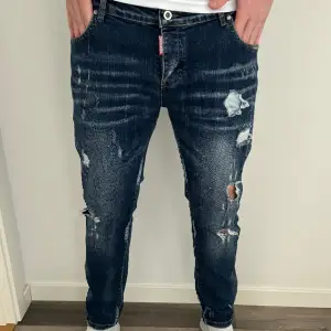 Säljer dessa riktigt feta Dsquared2 jeans. Skick 8/10. Modellen är 191 lång. Tveka inte att skriva om ni har några frågor.