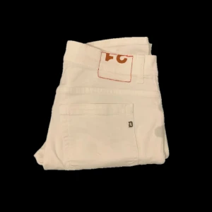 Dondup jeans - Säljer nu dessa dondup jeans George i riktigt bra skick, storleken är 31W i slim fit, Nypris ligger på cirka 2600kr.