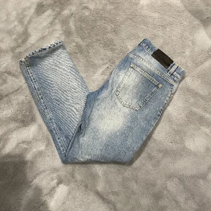 J. Lindeberg Jeans - Tja, säljer ett par feta jeans! Jeansen är i storlek 30/32. Skick 8/10! Hör av er vid frågor eller funderingar!🙌