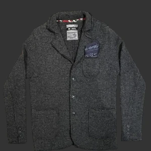 Stickad cardigan - Säljer nu denna feta stickade cardiganen i ett ulliknande material. Cardiganen är i bra skick - Storlek: S - Nypris: 2100 kr - Hör av er vid minsta fråga eller fundering :) OBS - Näsduken inkluderas ej