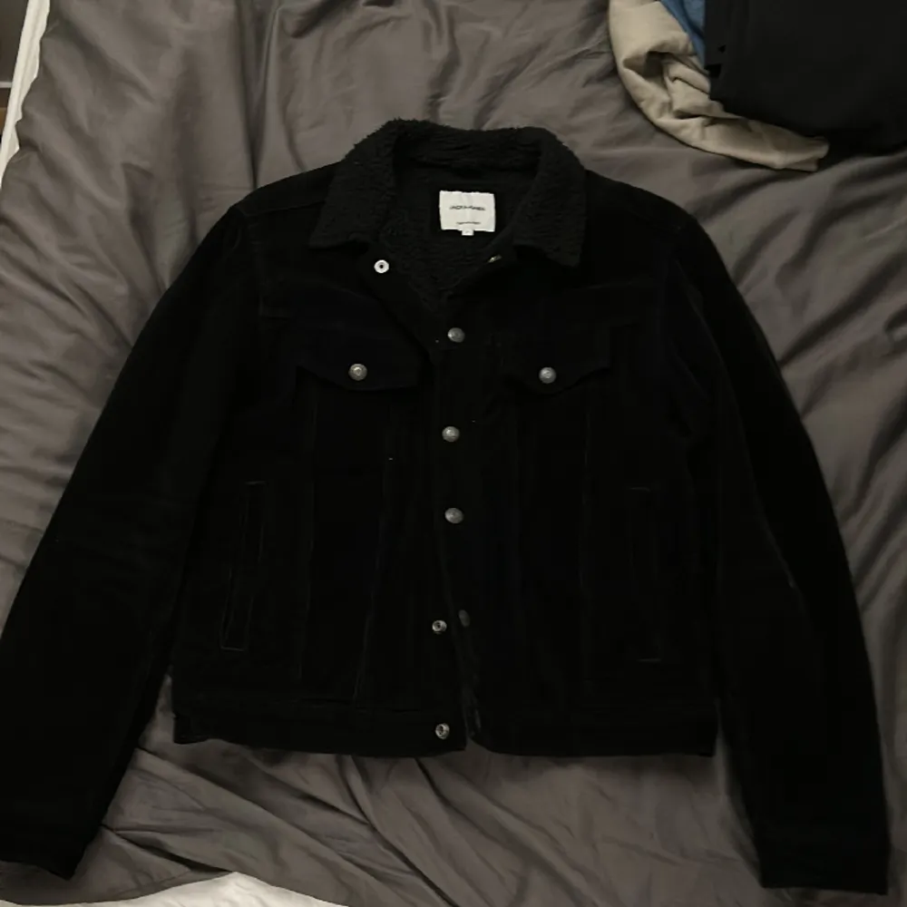 Vår-/höstjacka från Jack & Jones. Jackan är i Manchestertyg med fleece-/teddyfordring. Storlek: L (fits M/L) Skick: 9/10 (knappt använd) Nypris: 499:-. Jackor.