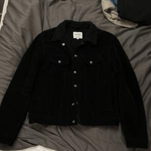 Vår-/höstjacka från Jack & Jones. Jackan är i Manchestertyg med fleece-/teddyfordring. Storlek: L (fits M/L) Skick: 9/10 (knappt använd) Nypris: 499:-