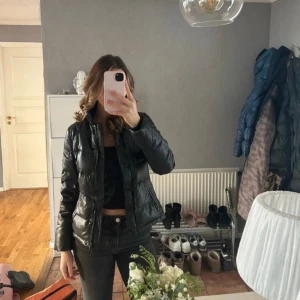 Jacka - Säljer denna så snygga jacka som är i väldigt bra kvalitet från United colors of benetton💗 skriv privat för fler frågor. Den är storlek M men sitter som S. 