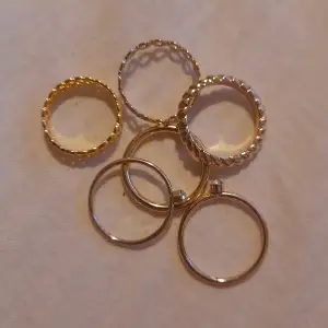 Jättefina guldfärgade ringar, säljer eftersom de inte används. Totalt 6 st, säljs tillsammans.