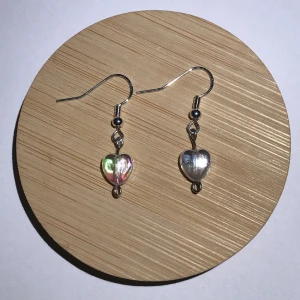 Örhängen  - Bubble-Heart och Bubble-Star örhängen. Gjorda av vita pärlor med ett vackert skimmer och luft och luftbubblor i sig⭐️🫧🤍🫧Sterling silver