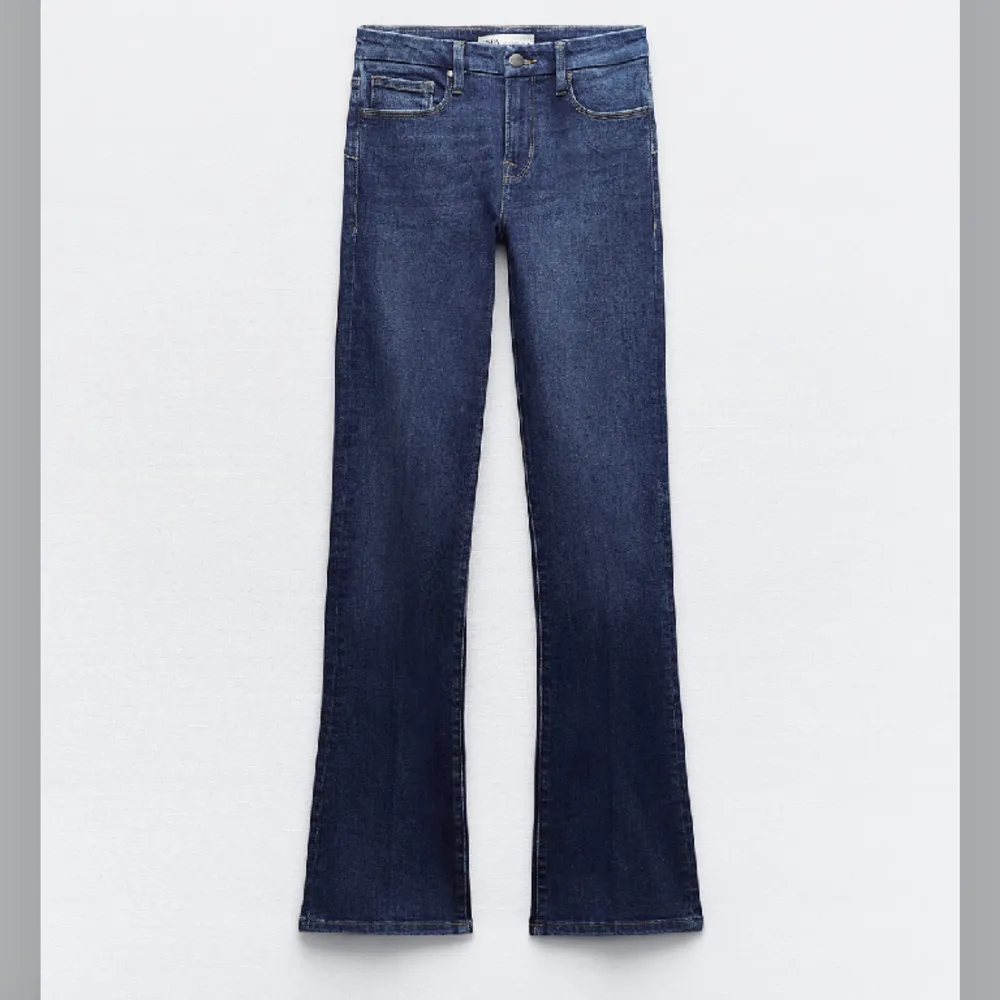 Mörkblå låg midjade jeans från zara i nytt skick!💫. Jeans & Byxor.