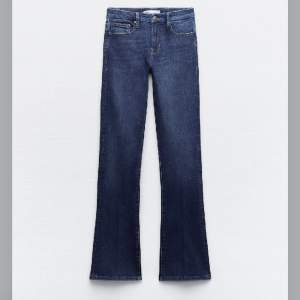 Mörkblå låg midjade jeans från zara i nytt skick!💫