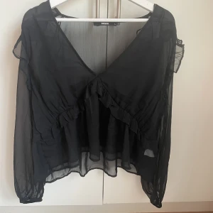 Fin blus - Säljer denna superfina blusen från bikbok, jättefint skick💋💋storlek L, men sitter som M.