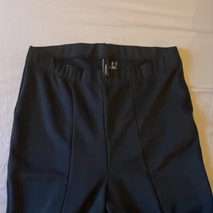 Kostym tights  - Resår tights. Slitsade vid fötterna. 