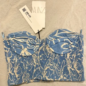 Topp zara - Zara topp, oanvänd men tyvärr har bygeln gått genom tyget, dock lätt att sy ihop igen 