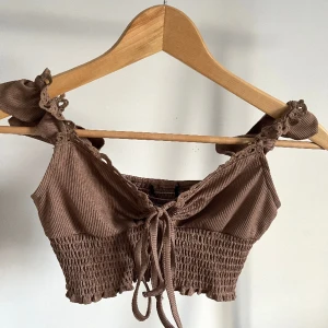 Topp - En så snygg brun topp från Shein som tyvärr inte kommer till användning. Är superfint skick, stl XS🌞🤍